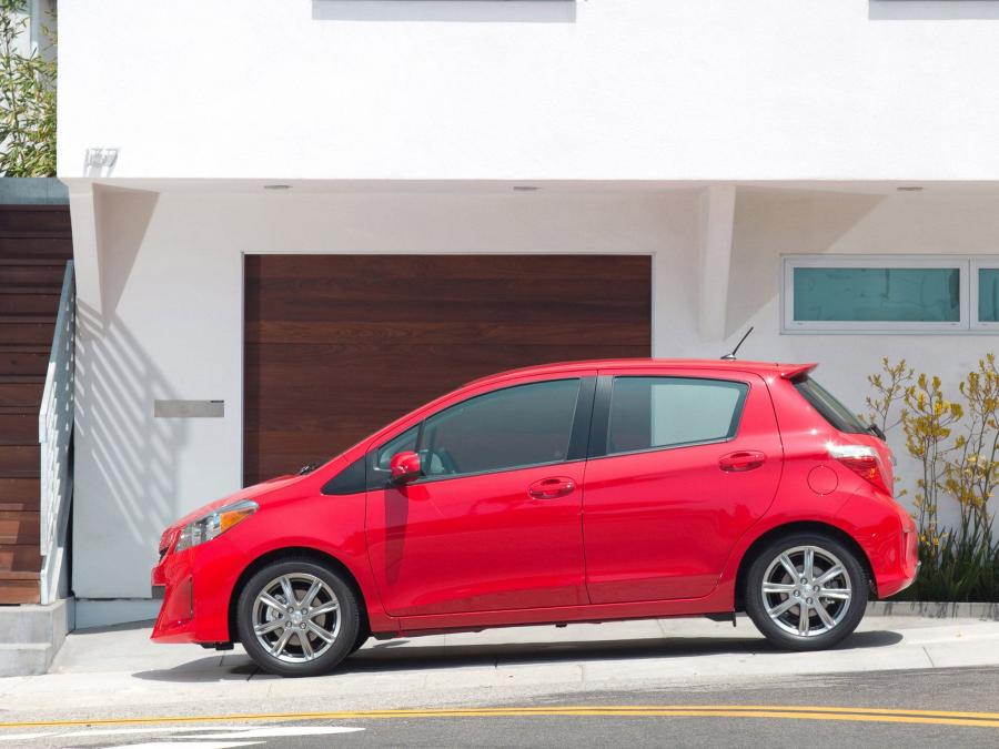  Toyota Yaris SE 5-Door 2011 года  (US) (фото 7 из 8)